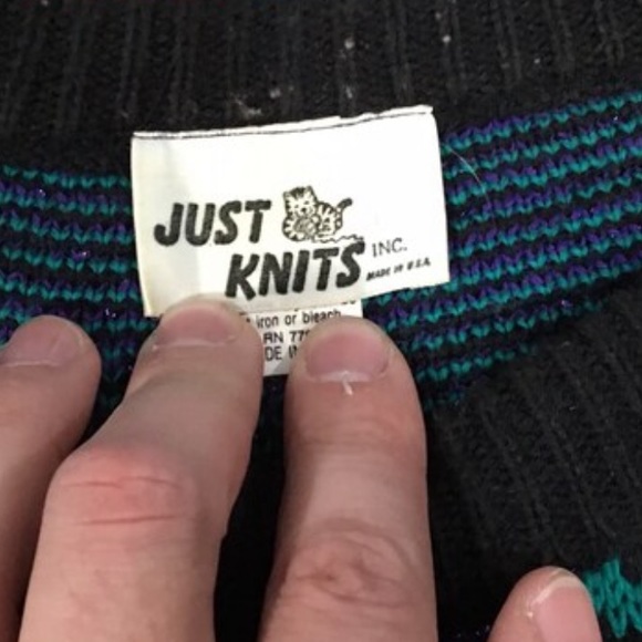 vintage sweater w Purple Ribbons Bows and Flowers - fits M - - Picture 4 of 4